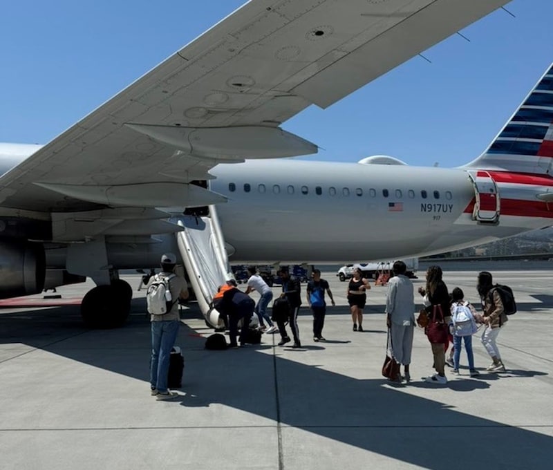 Passengers were able to use the slide to get to safety. (Bild: zVg)