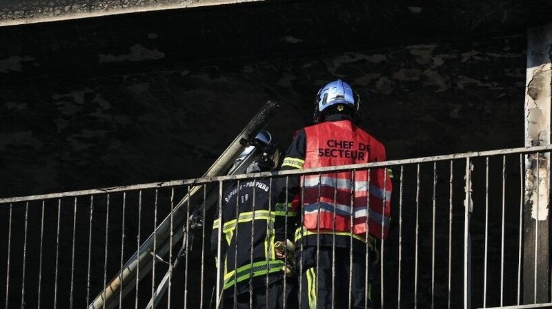 Firefighters in action (Bild: AFP/Valery Hache)