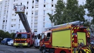Bei einem Brand in einem Wohnhaus in Nizza sind mindestens sieben Menschen ums Leben gekommen. (Bild: AFP/Valery Hache)