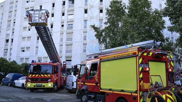 At least seven people have died in a fire in a residential building in Nice. (Bild: AFP/Valery Hache)