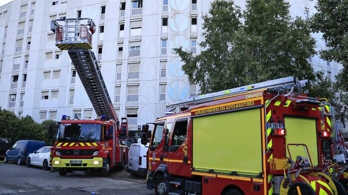 Etwa 30 Menschen wurden mit Drehleitern gerettet.