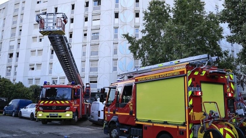 Around 30 people were rescued using turntable ladders. (Bild: AFP/Valery Hache)