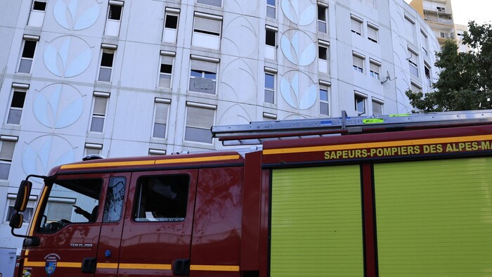 Das Feuer brach im zweiten Stock aus.