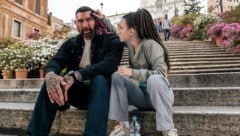 Dave Bautista mit Co-Star Chloe Coleman auf der Spanischen Treppe. (Bild: ©Amazon Content Services LLC)