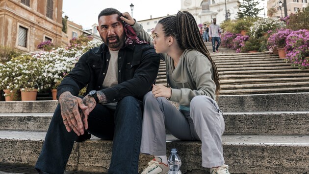 Dave Bautista mit Co-Star Chloe Coleman auf der Spanischen Treppe. (Bild: ©Amazon Content Services LLC)