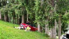 Die Feuerwehr sicherte das Fahrzeug. (Bild: ZOOM Tirol/Krone KREATIV)