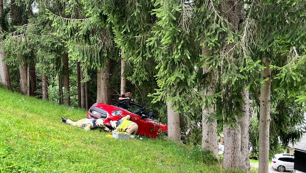 The fire department secured the vehicle. (Bild: ZOOM Tirol/Krone KREATIV)