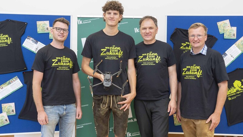 Setzen Drohnen- und Satellitentechnik am Acker und im Wald ein v.l.n.r.: Markus Sundl (digital ackern), Georg und Kurt Wöls (Vitalitätsprüfungen des Waldes mit Drohnen und Satelliten) und Johannes Wieser (Dynamische Waltypisierung) (Bild: LK Steiermark/Foto Fischer)