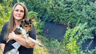 Daniela Weinberger mit ihrer Hündin „Susi“, die schon Gefahr gewittert hatte. In diesen Bach war ...