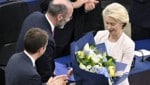 EVP-Fraktionsvorsitzender Manfred Weber gratuliert Ursula von der Leyen zu ihrer Wiederwahl zur EU-Kommissionspräsidentin. (Bild: APA/Hans Klaus Techt)