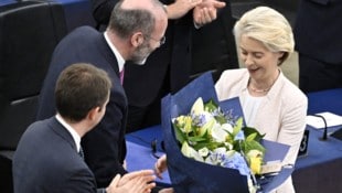EVP-Fraktionsvorsitzender Manfred Weber gratuliert Ursula von der Leyen zu ihrer Wiederwahl zur EU-Kommissionspräsidentin. (Bild: APA/Hans Klaus Techt)