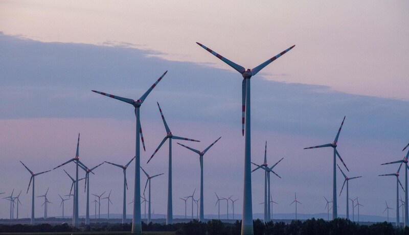 Bis dato blinken die Windkraftanlagen die ganze Nacht.  (Bild: Charlotte Titz)