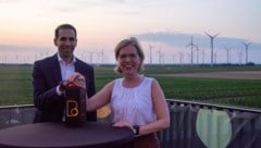Stephan Sharma und Leonore Gewessler drückten gestern den „roten Knopf“, woraufhin ein Teil der Windräder in Andau dunkel blieb. (Bild: Charlotte Titz)