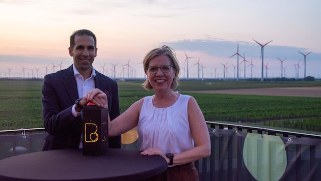 Stephan Sharma und Leonore Gewessler drückten gestern den „roten Knopf“, woraufhin ein Teil der Windräder in Andau dunkel blieb. (Bild: Charlotte Titz)