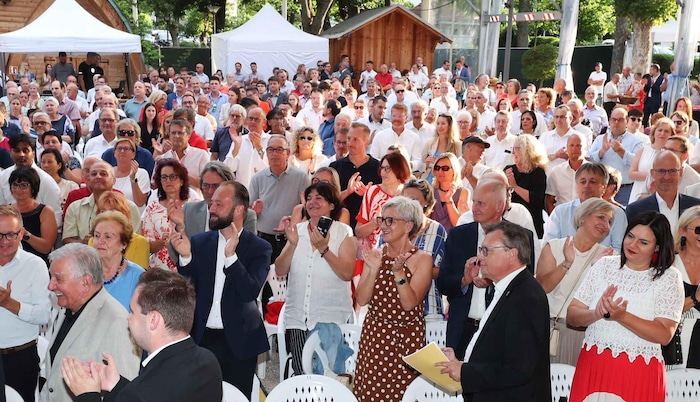 More than 800 guests attended the ceremony