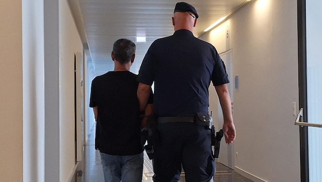 Little man very little: The Chinese citizen claims to have known nothing about human trafficking. He also asked whether he was in custody in Vienna. "What is Eisenstadt?" (Bild: Harald Schume)