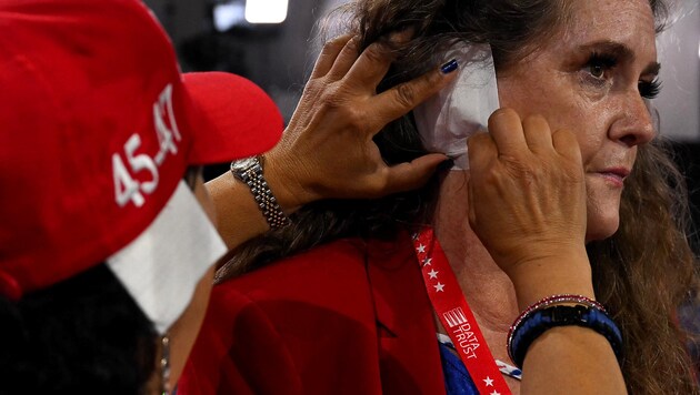 However, the "solidarity associations" are merely folded-up paper that is attached to the ear. (Bild: APA/AFP/Jim WATSON)