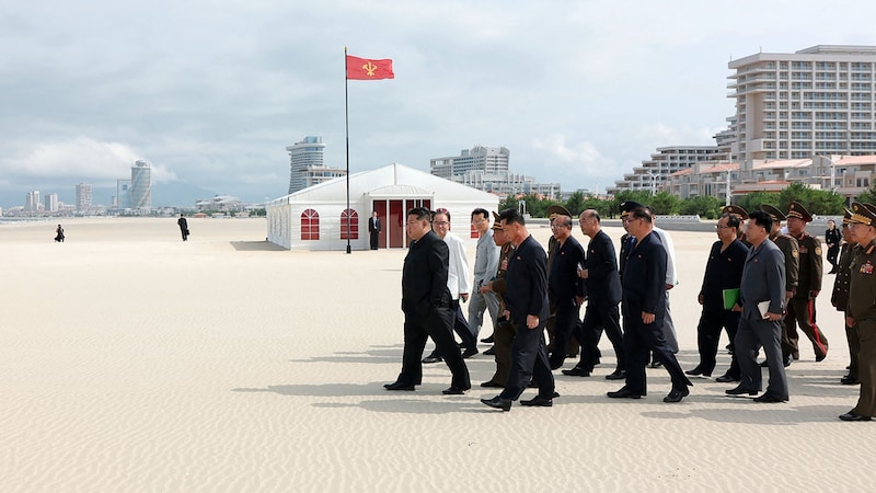 Kim Jong Un visited the seaside resort of Wonsan Kalma for the first time in five years. (Bild: AFP/KCNA via Kns/STR)