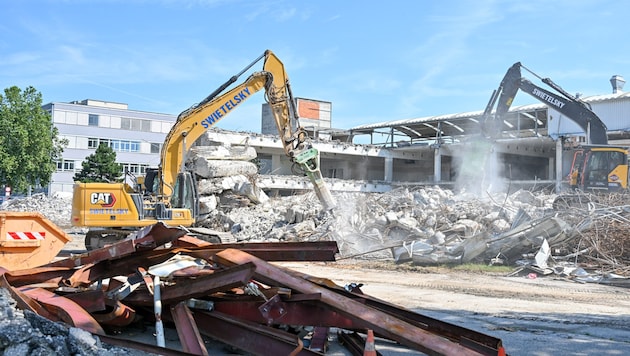 Demolition work is underway at the former Quelle site on Industriezeile in Linz. (Bild: Dostal Harald)