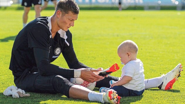 Goalkeeping giant Kjell Scherpen is back faster than expected. (Bild: GEPA/GEPA pictures)