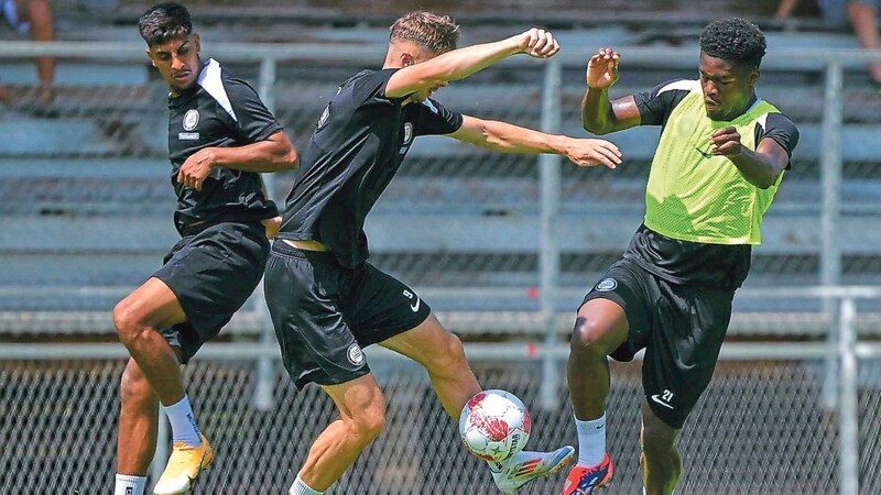 Szymon Włodarczyk (center) will leave Sturm. (Bild: GEPA)