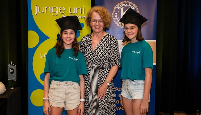 Bildungslandesrätin Christiane Teschl-Hofmeister feierte mit den Jungstudenten in Krems mit (Bild: Walter Skokanitsch)