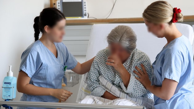 Melike Özdemir and Alina Fahrner volunteered. Actress Helga Haybäck did not make it easy for them during the exercise. (Bild: Tröster Andreas, Krone KREATIV)