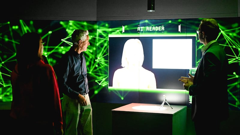 Thomas Linde und Christoph Knogler (r.) mit „Krone“-Redakteurin Barbara Kneidinger im InnoSpace in Linz. (Bild: Wenzel Markus)