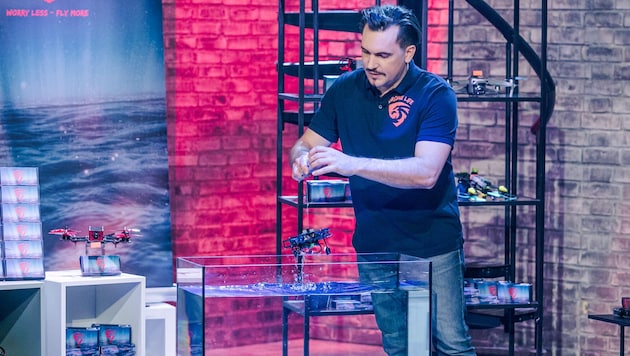 Michael Hackl presented Drone Life Line in the show "2 Minuten 2 Millionen". The man from Mühlviertel flew the drone into the studio and dropped it into a pool of water for demonstration purposes. (Bild: Puls4/Gerry Frank Photography )