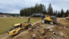 Massive Felsen wurden am Sportplatz Rappottenstein gesprengt, um größere Spielfelder bauen zu können.. (Bild: USC Jungwirth Rappottenstein)