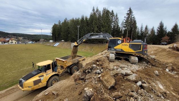 Massive Felsen wurden am Sportplatz Rappottenstein gesprengt, um größere Spielfelder bauen zu können.. (Bild: USC Jungwirth Rappottenstein)