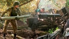 Ein russischer Soldat lädt die 100-mm-Panzerabwehrkanone T-12. (Bild: ASSOCIATED PRESS)