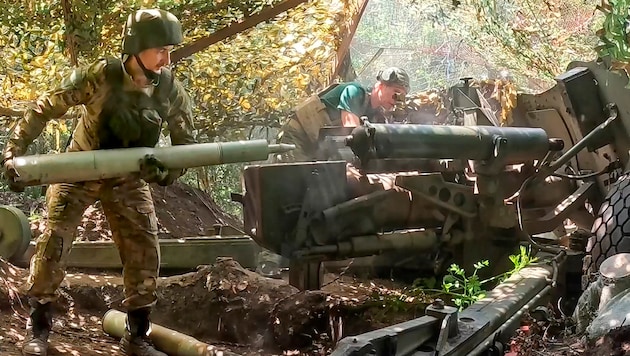 Ein russischer Soldat lädt die 100-mm-Panzerabwehrkanone T-12. (Bild: ASSOCIATED PRESS)