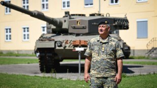 Der oö. Militärkommandant Dieter Muhr vor einem Leopard-Panzer in Hörsching