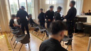 Der Erstangeklagte zeigte sich einsichtig und bekam eine Fußfessel. Die Mitangeklagten wurden in ...