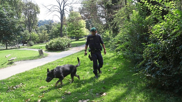 Intensive search for narcotics in the new protection zone on Thursday (Bild: Radspieler Jürgen)