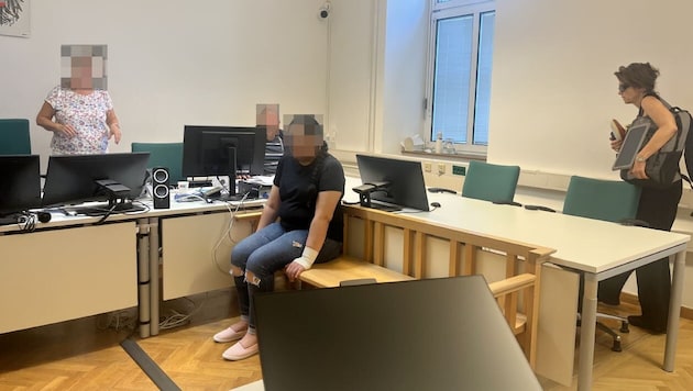 The 40-year-old Serbian woman in the Vienna Regional Court. (Bild: Pratschner Sophie, Krone KREATIV)