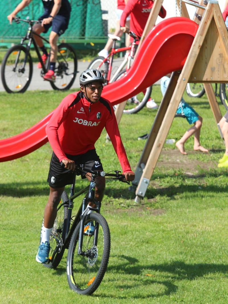 Junior Adamu cycled to the training session in Montafon in Vorarlberg. (Bild: Peter Weihs/Kronezeitung)