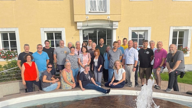 Mayor Rita Stenger with numerous club members in front of the town hall. The transparent regulation was unanimously approved by the municipal council. (Bild: zVg)