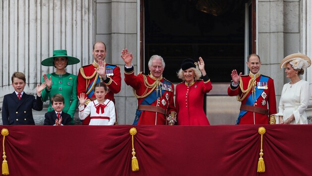 George, Catherine, Louis, William, Prince of Wales, Charlotte, King Charles III, his wife Camilla, Prince Edward, Duke of Edinburgh with wife Sophie (Bild: AFP)