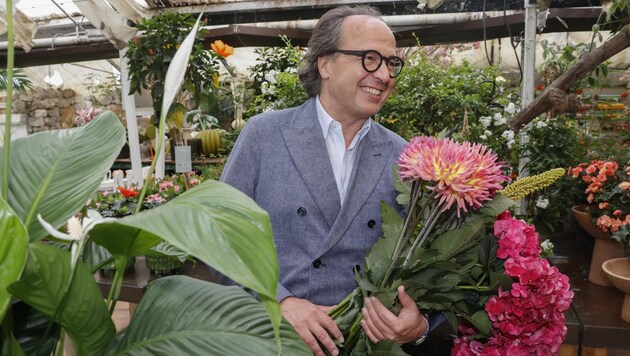 Floral artist Jörg Doll chooses seasonal plants for the Festival flower arrangements. (Bild: Tschepp Markus)