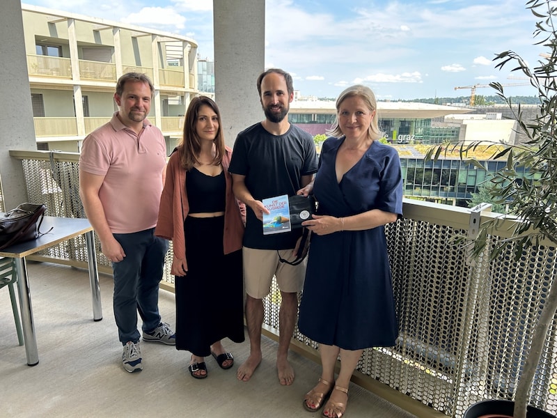 A household in Graz that relies on balcony PV systems was presented with a prize. On the right: Deputy Mayor Judith Schwentner (Greens). (Bild: Stadt Graz)