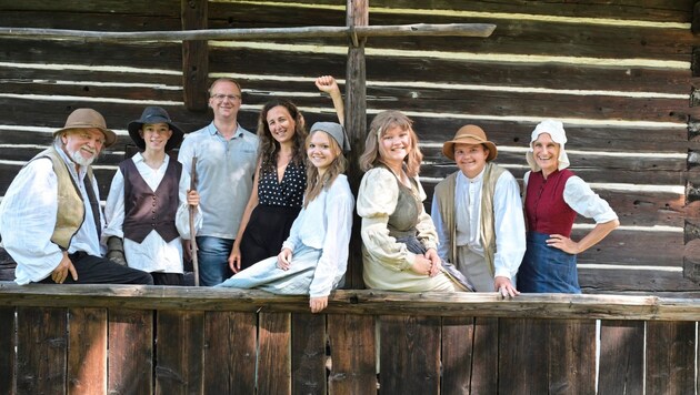 Die „Krone“ konnte bei einer Probe für die Dienstbotenführung dabei sein: Ernst, Samuel, Historiker Roland Bäck vom Kärnten Museum, Jasmine Ampferthaler, Marie, Florentina, Gerald, Elisabeth. (Bild: Evelyn Hronek/EVELYN HRONEK)