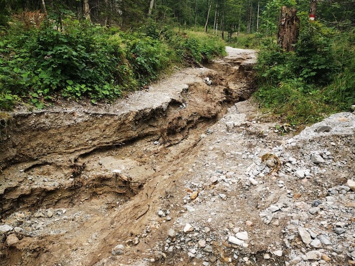 So sieht die Zufahrtsstraße nach dem Unwetter aus.