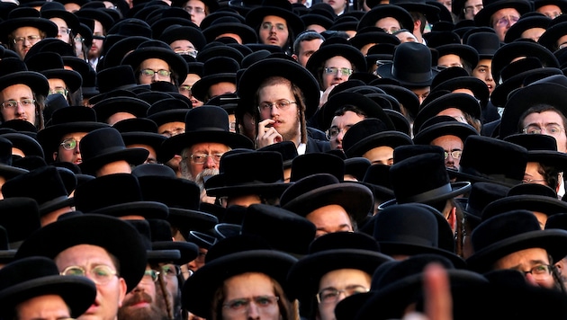 Their protests were to no avail: the exemption from compulsory military service for ultra-Orthodox Jews has expired. (Bild: APA/AFP/AHMAD GHARABLI)