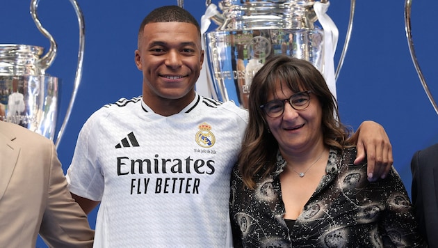 Kylian Mbappe with his mother Fayza Lamari (Bild: AFP/APA/Pierre-Philippe MARCOU)