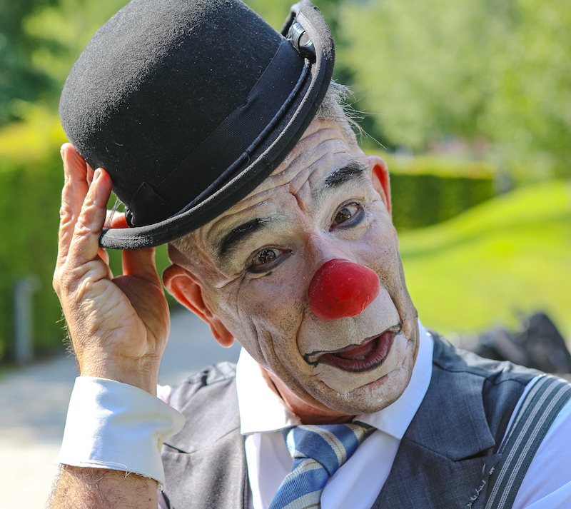 Man darf sich immer wieder auf neue Begegnungen mit Clown Conc im Garten der Kristallwelten freuen.  (Bild: Berger Hubert)