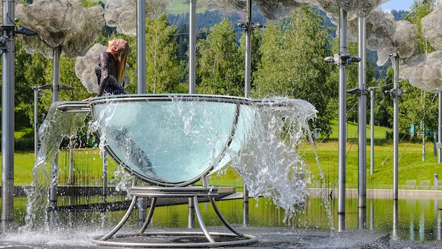 "Water Ballet" under the sparkling crystal clouds with the magnificent artist Svetlana. (Bild: Berger Hubert)