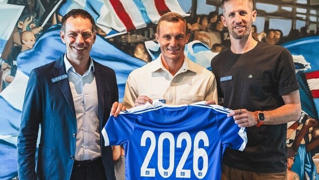 Goiginger (center) with managing director Peschek and sports director Christoph Schösswendter (right). (Bild: Blau-Weiß Linz)