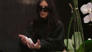 Kim Kardashian zeigt ihre zwei gebrochenen und bereits bandagierten Finger. (Bild: https://www.instagram.com/kardashianshulu)